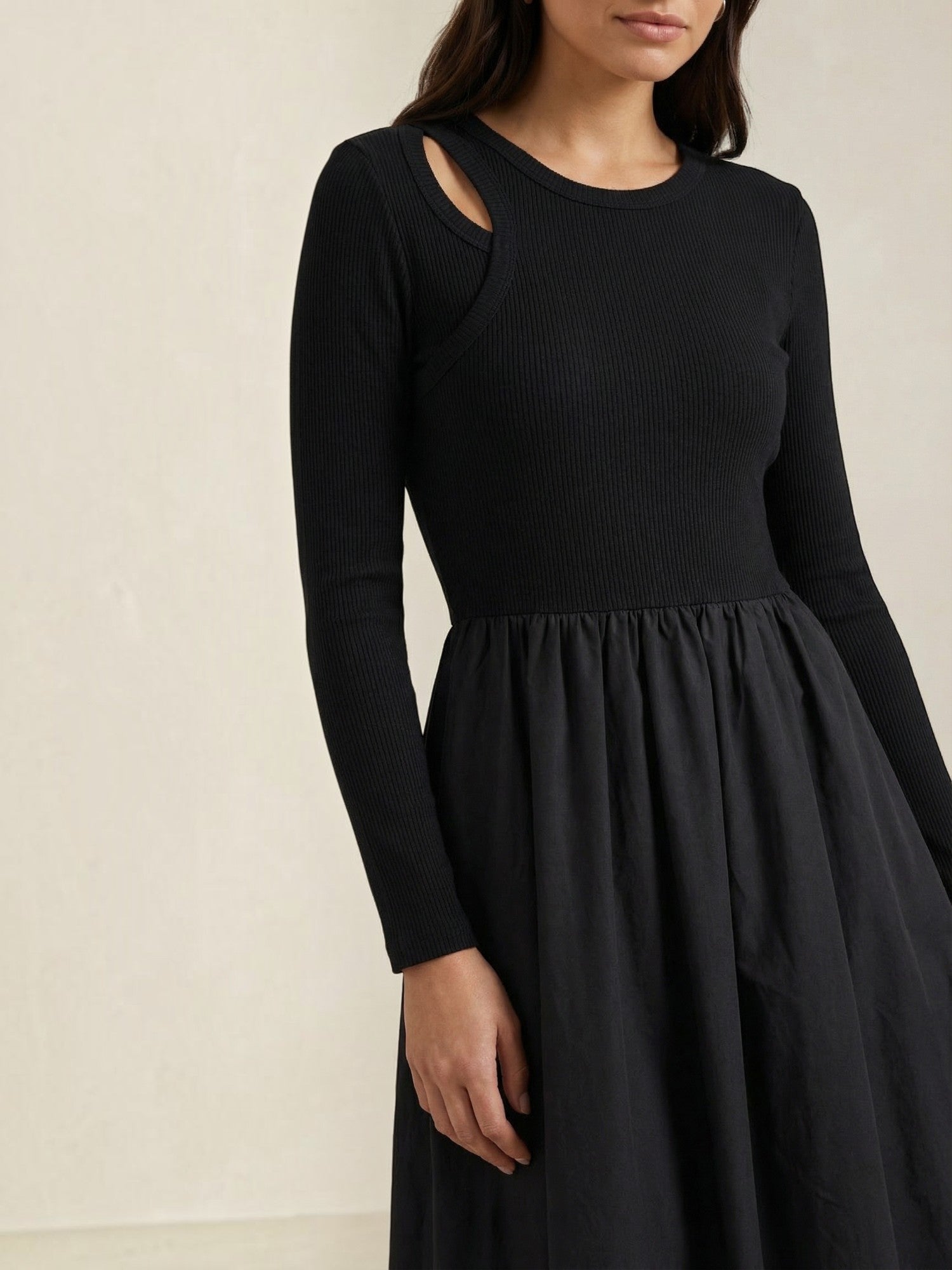 Robe femme côtelée coupe évasée découpe moderne – Image 3