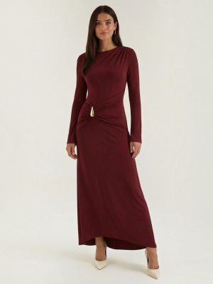 Robe femme bordeaux raffinée pour soirées élégantes