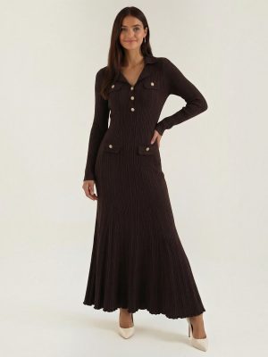 Robe femme maille côtelée col rabattu boutons dorés