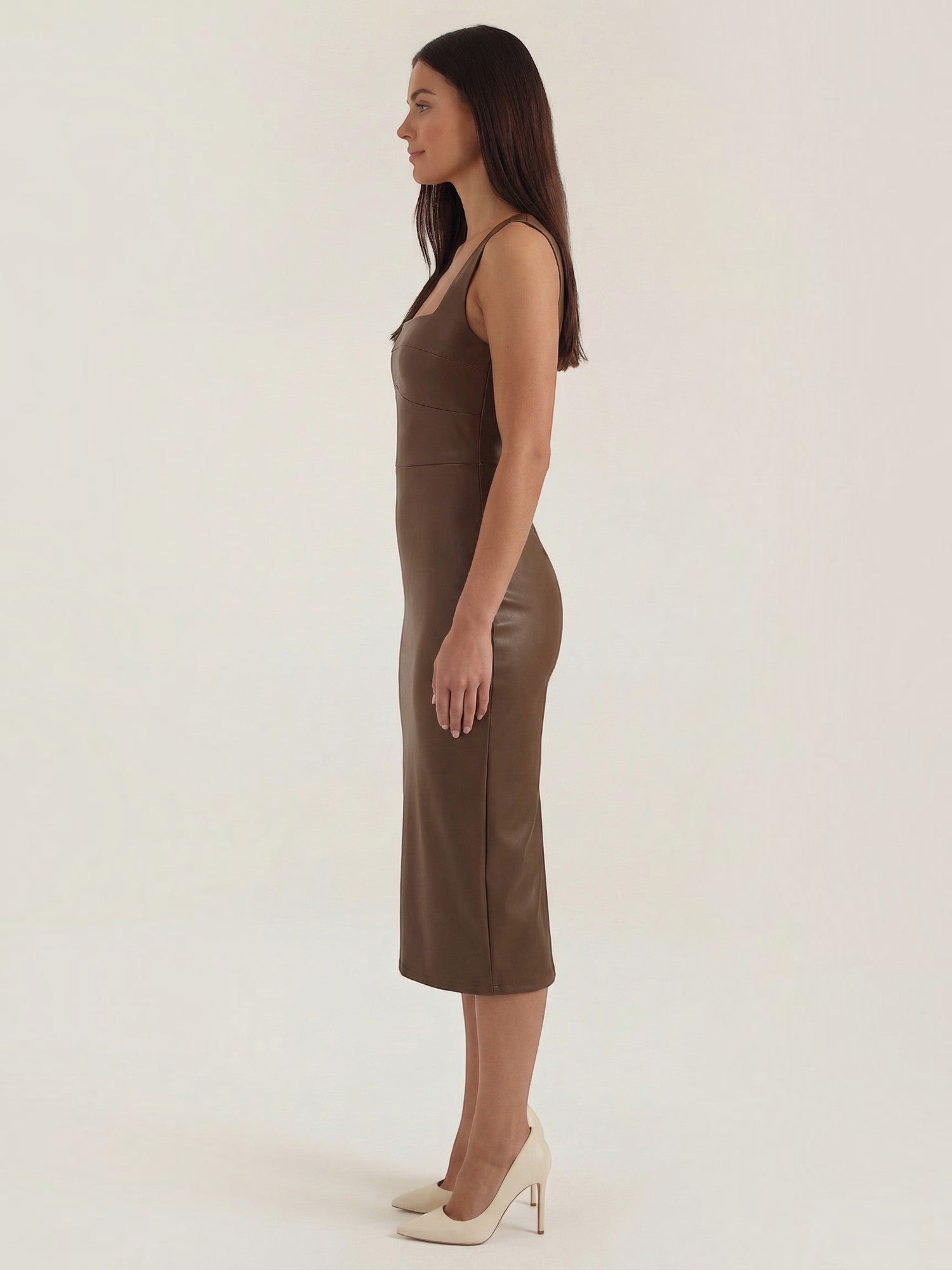 Robe femme similicuir col carré ajustée pour soirée chic – Image 7